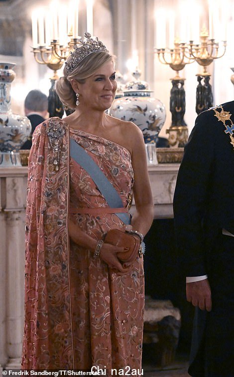图为:Queen Maxima 微笑着等待正式晚宴前就座