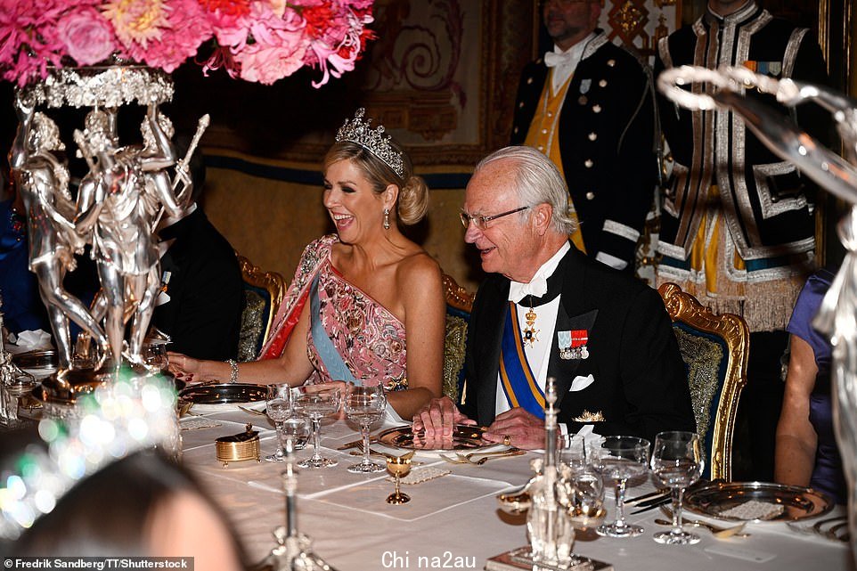 Queen Maxima 与瑞典国王卡尔·古斯塔夫一起大笑,似乎玩得很开心。 76 岁的卡尔十六世是在位时间最长的瑞典君主