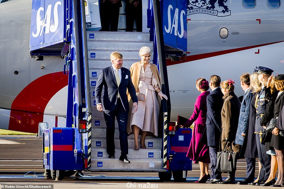  Välkommen！荷兰国王威廉-亚历山大和王后马克西玛今天早上乘坐短途航班飞往斯德哥尔摩，然后对斯堪的纳维亚国家进行为期三天的正式国事访问