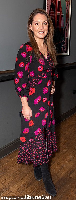 Elegant: Laura Tobin 穿了一件花卉号码和麂皮靴子