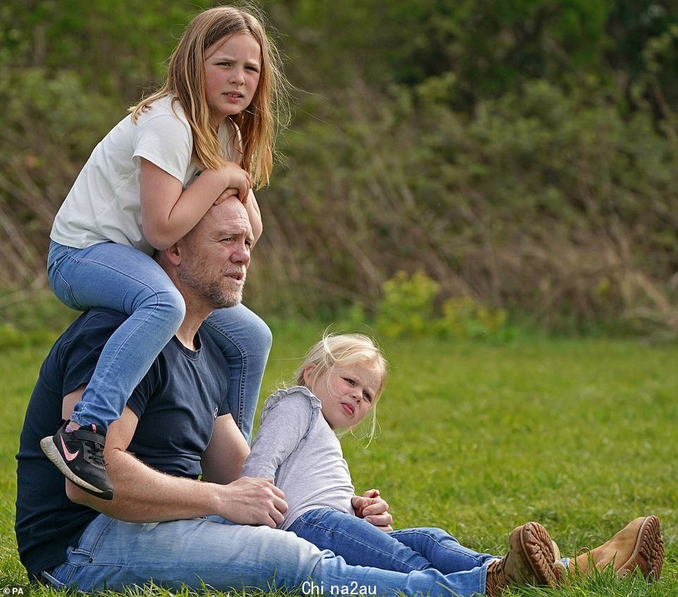 Mike Tindall 和他的女儿 Mia 和 Lena 于 2022 年 4 月在诺福克的 Barefoot Retreats Burnham Market 国际赛马比赛中