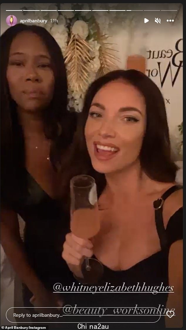Say cheese: 女孩们分享的 Instagram 快照他们有趣的夜晚,在享用鸡尾酒和小吃时自拍