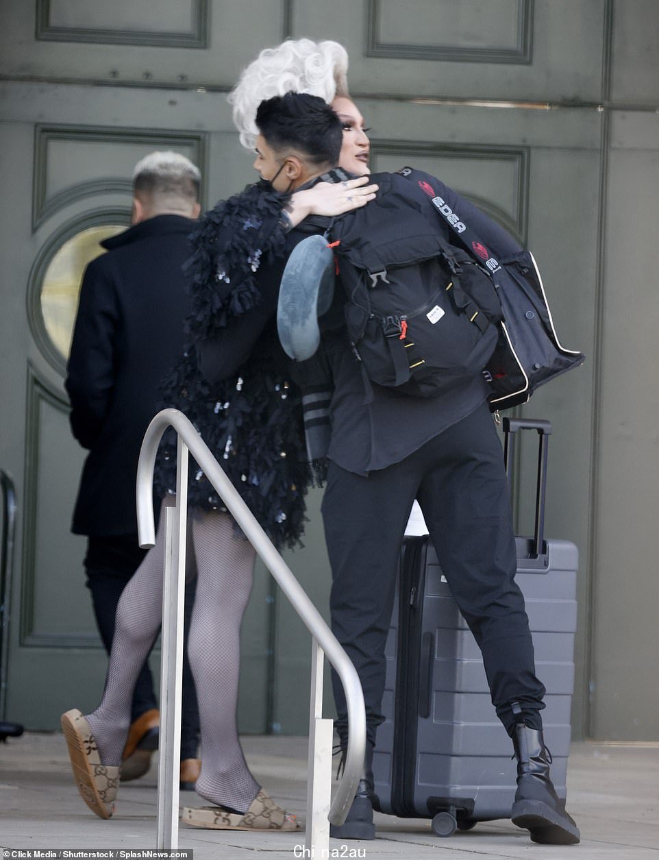 Hugs: Siva and The Vivienne 拥抱