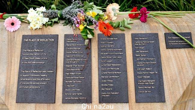 在悉尼纪念馆遗址上的恐怖袭击中丧生的 88 名澳大利亚人的名字。图片：NCA NewsWire / Jeremy Piper