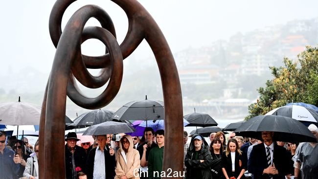 数十名哀悼者聚集在悉尼的 Coogee 于周三在 Dolphins Point 的巴厘岛纪念馆举行巴厘岛纪念仪式，向六世致敬距印度尼西亚发生恐怖袭击已有 20 年。图片：NCA NewsWire / Jeremy Piper
