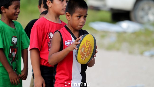 AFL 在瑙鲁广受欢迎，每年有 30% 的当地男孩和女孩参加这项运动。图片：NCA Newswire