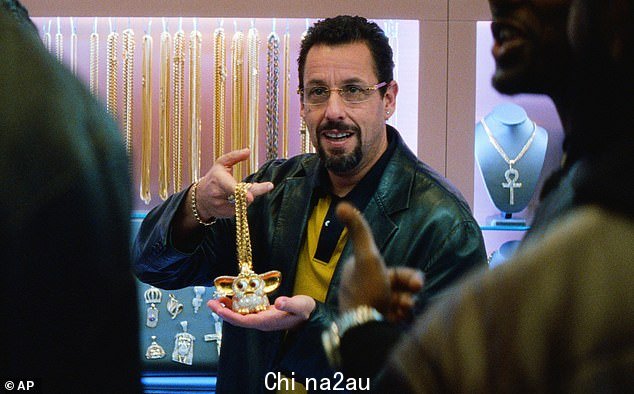Sandler 在 Safdies 导演的电视剧 Uncut Gems 中扮演 Howard Ratner