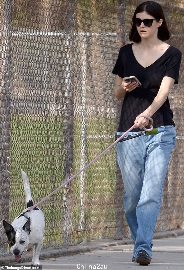 她走了:亚历山德拉·达达里奥本周在洛杉矶出去遛狗时穿上了休闲时尚