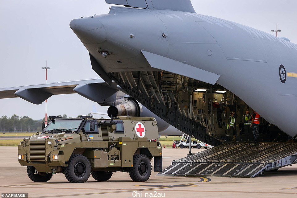 第一架 Bushmaster PMV,一种救护车变体,被装载到 4 月 8 日飞往乌克兰的 C-17 Globemaster 飞机上