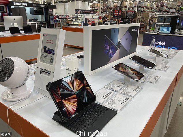 A 的显示pple iPad 于 7 月在科罗拉多州桑顿的 Costco 仓库展出。 Apple 为 iPad 使用自己的芯片,主要基于 ARM 架构