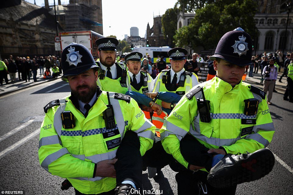 在伦敦的抗议活动中,英国隔离组织活动人士封锁了议会大厦外的道路,警察拘留了一名抗议者