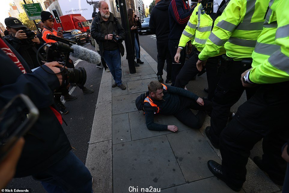 Just Stop Oil 抗议者昨天早上走上伦敦街头,因为他们封锁了一条道路在独家 Knightsbridge