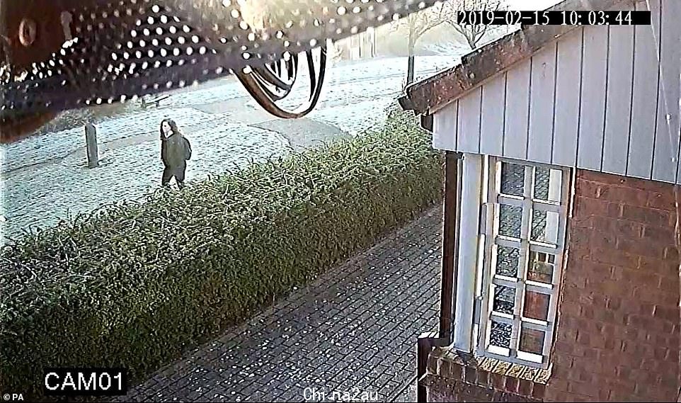 2019 年 2 月 15 日上午,中央电视台拍摄了 Leah Croucher 走路去上班的画面