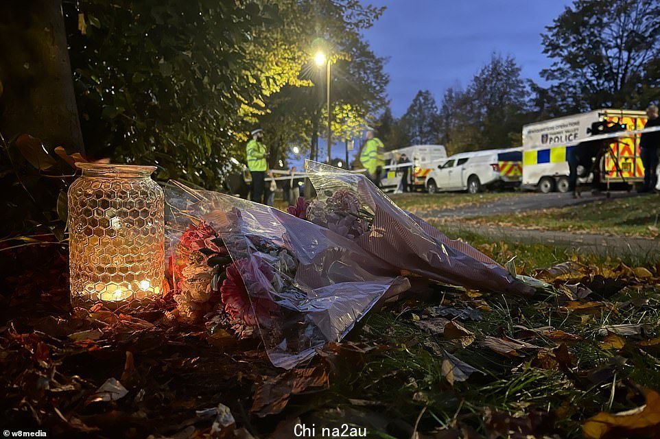 现在发现,这栋价值 490,000 英镑的房子曾被一名被定罪的恋童癖者占据,据信这名少女在上班途中经常路过这栋房子。图:花香留在了房子外面