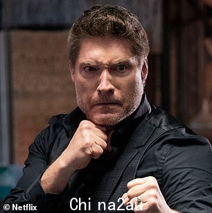 Fight! 55 岁的资深日间电视明星肖恩·卡南 (Sean Kanan) 独家坐下来与 DailyMail.com 谈论与拉尔夫·马基奥 (Ralph Macchio) 和威廉·扎布卡 (William Zabka) 一起重演他的著名角色的“谦卑”经历,以及他在片场几乎致命的伤病空手道小子 III