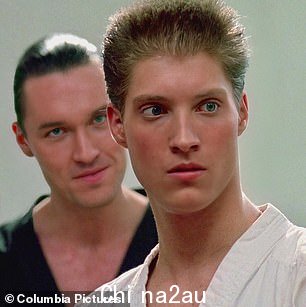 战斗!资深日间电视明星 Se一位 55 岁的 Kanan 专门与 DailyMail.com 坐下来谈论与 Ralph Macchio 和 William Zabka 一起重演他的著名角色的“谦卑”经历,以及他在空手道小子 III 片场几乎致命的伤病