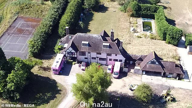 Mucky mansion:汽车推销员被发现使用g今年早些时候,几轮模特在西萨塞克斯郡破旧的家中鞭打他的车队