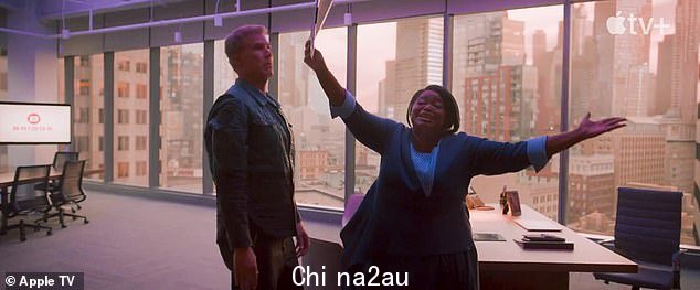 高层视图:奥斯卡奖得主 Octavia Spencer (R) 扮演 Clint Briggs 的善良同事,帮助 Present (L) 在节日期间教他善意