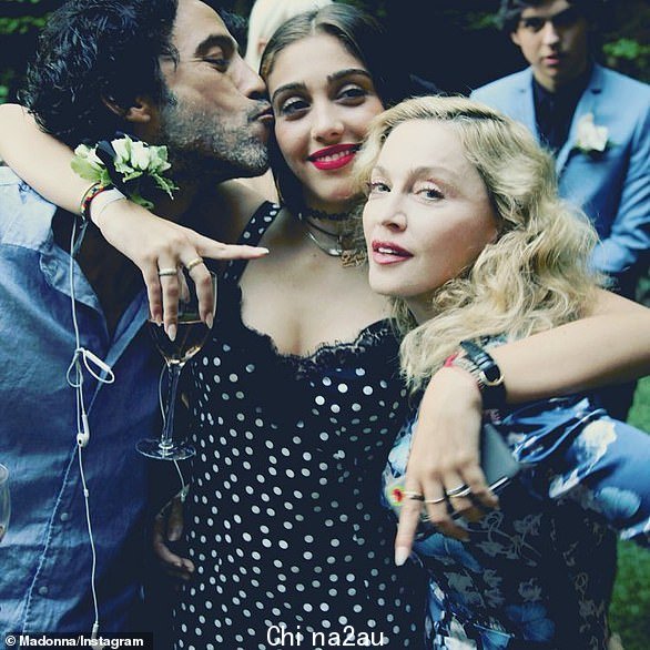 第一个孩子:麦当娜的第一个孩子 - 女儿,Lourdes Leon,25 岁 - 和她约会了三年的私人教练 Carlos Leon
