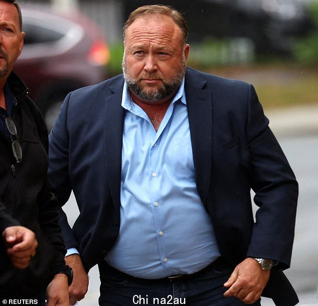 Jones 默认已经输掉了这次审判,陪审团只是决定他将向受害者家属支付多少费用