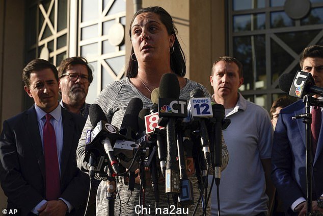 Erica Lafferty,Sandy Hook 校长 Dawn Hochsprung 的女儿,在陪审员在对 Alex Jones 的诽谤审判中作出了 9.65 亿美元的判决后向媒体发表讲话