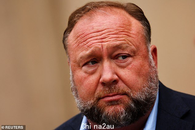 Alex Jones 在审判结束前离开了康涅狄格州,告诉法官他说对不起