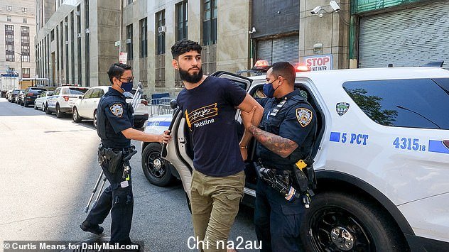 图:纽约警察局后来确定 23 岁的 Waseem Awawdah 是这次袭击的嫌疑人之一
