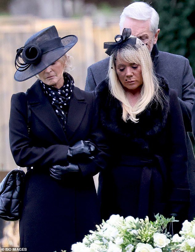 Emotional:EastEnders 的明星 Letitia Dean,54 岁和 Gillian Taylforth,67 岁,在周三拍摄 Dot Cotton 的葬礼时都展现了他们别致的时尚感