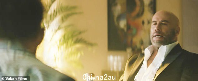 处于不利地位:特拉沃尔塔的角色似乎在此期间抓住了罗比,他哈当他坐在他对面的桌子旁时,他的一个追随者对他拳打脚踢