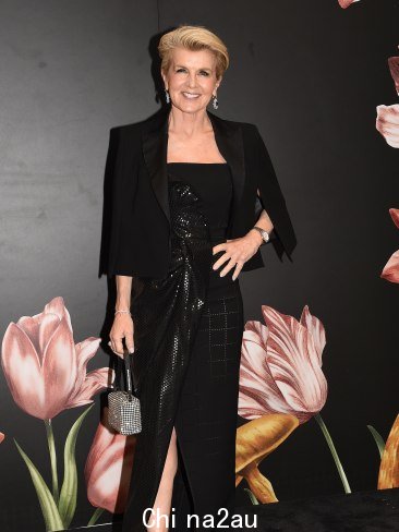 她将这一造型与澳大利亚时装设计师 Bianca Spender 制作的价值 625 美元的优雅黑色绉纱夹克搭配在一起。图片：Josie Hayden
