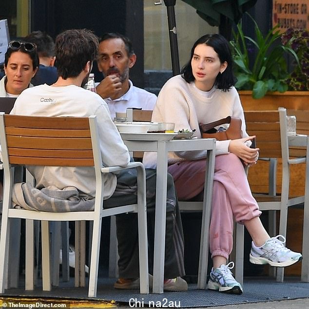 Chat: Meadow 在离开前与她的丈夫谈话