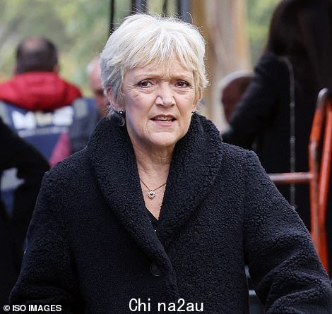 保持舒适! Gillian Wright 也被发现出现在片场