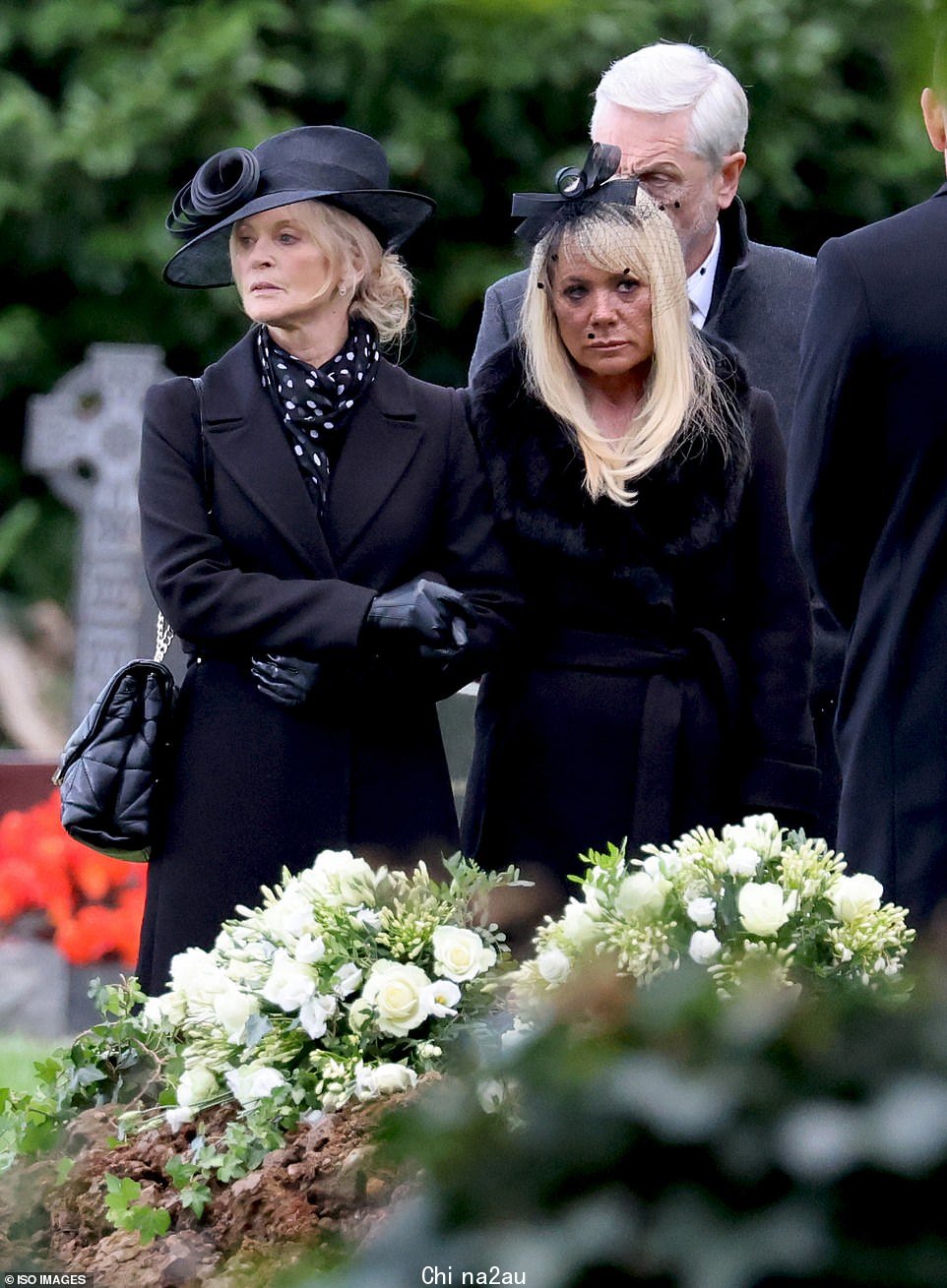 Stars: 演员们加入了 Letitia Dean (Sharon Watts) 和 Gillian Taylforth (Kathy Beale) 的行列,他们穿着全黑的合奏来呈现动人的葬礼场景