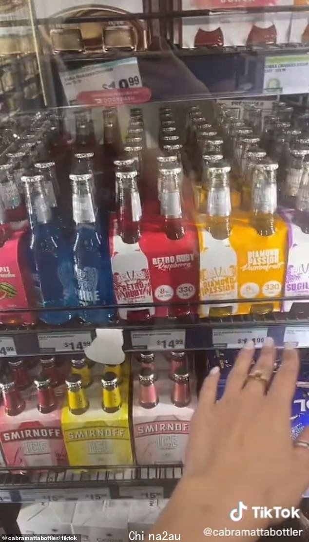 这位女士推荐了 Diva 水果味饮料(如图),因为它们是 '8% 酒精'
