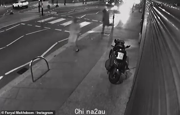 视频片段:在 Instagram 帖子中,在标题为“昨晚抢劫的镜头”下,阿米尔的妻子分享了男人从奔驰车上下来的画面,然后直奔她和她的丈夫“class=