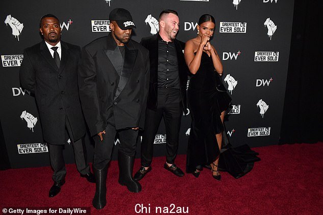 图片从左到右:Kanye West、Colby Covington、Candace Owens 和 Ray J 在 Owens 的新纪录片 The Greatest Lie Ever Sold,一部反 BLM 电影的首映式上