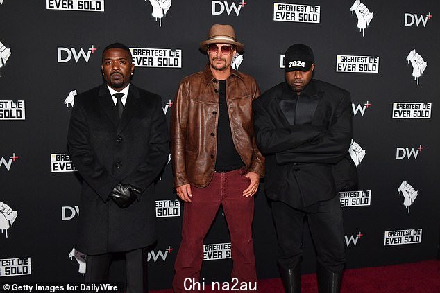 Ray J(左)在 DailyWire 首映活动中与 Kid Rock(中)和 Kanye West(右)合影