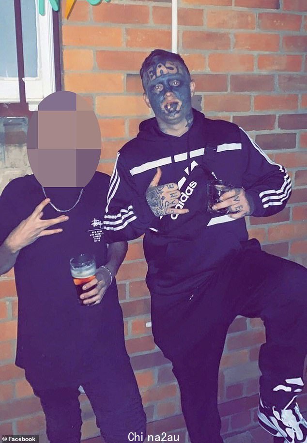 众所周知,萨顿经常在靠近维多利亚边境的新南威尔士州德尼利昆地区出庭。他周二未能在德尼利昆地方法院出庭。萨顿有 'game' 和 '在他的手指上纹身(上图)