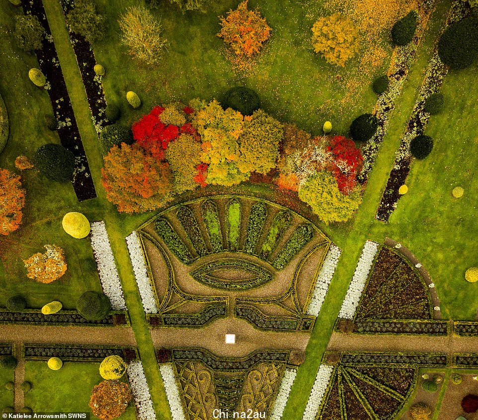 如今，红色、橙色和金色的树叶点缀着德拉蒙德城堡的古典花园