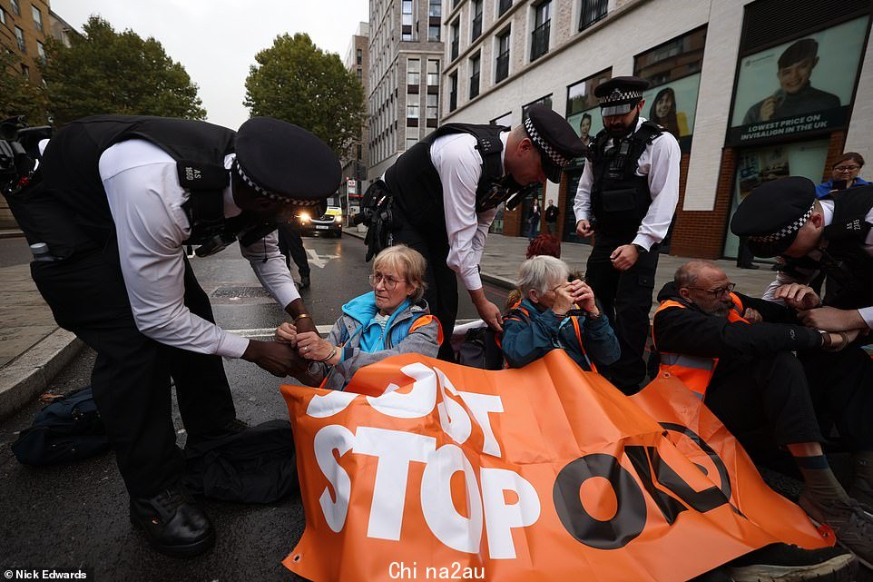 警察带走了 Just Stop Oil 抗议者,他们今天早上在 Southwark 封锁圣乔治马戏团