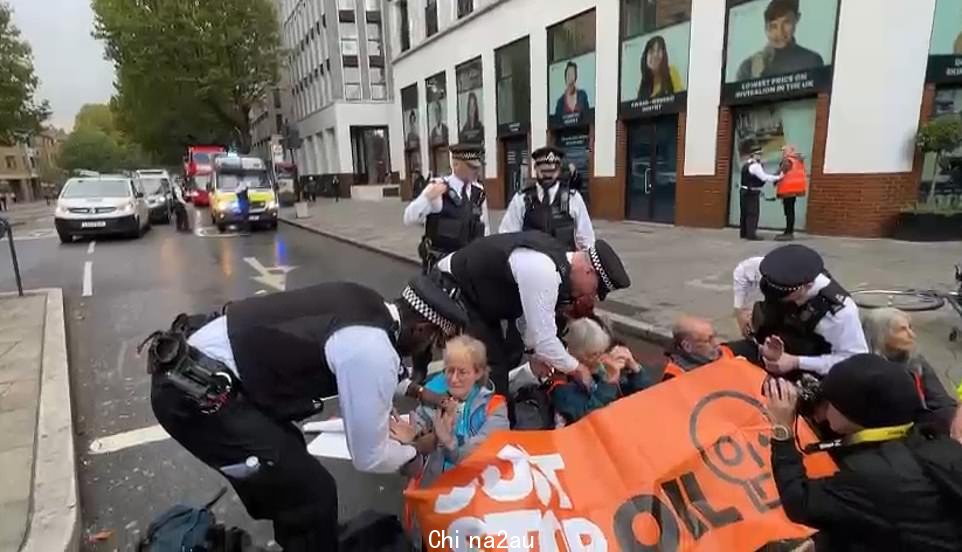 警方移除了封锁圣乔治街的 Just Stop Oil 抗议者rcus 今天早上在南华克,他们的行动仍在继续” class=