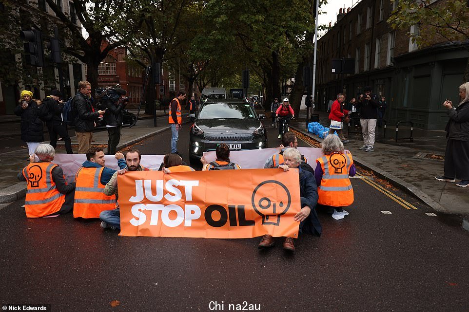 Just Stop Oil 抗议者今天早上封锁了南华克的圣乔治马戏团,因为他们在伦敦的示威活动仍在继续