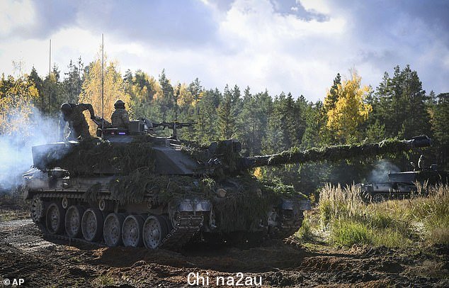 英国特遣队士兵参加大胆轻骑兵军演习,在距离俄罗斯仅数英里的爱沙尼亚塔帕陆军基地附近的中央训练区,因为克里姆林宫威胁要进行核战争