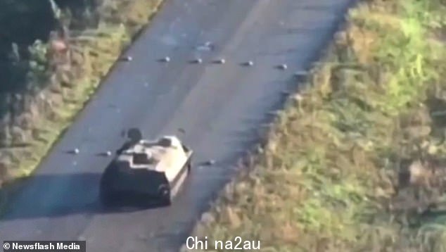 航拍画面显示 MT-LB 车辆缓慢向分散的 TM-62 反坦克地雷移动