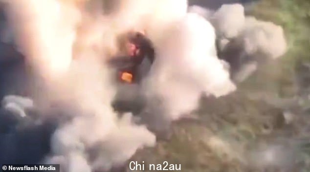 一旦接触到地雷,一个巨大的火球就会爆发,将装甲车撕裂