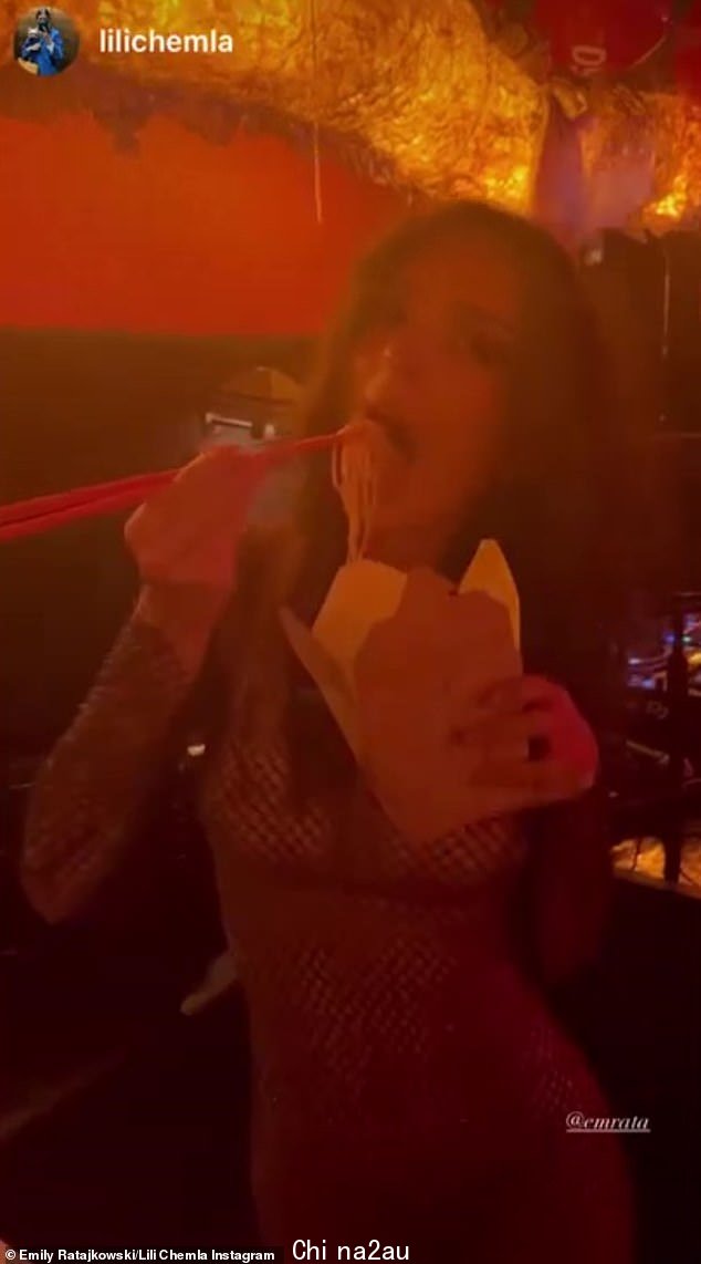 Yum: 晚上晚些时候,还看到 Inamorata 首席执行官一边继续跳舞一边用一双筷子从一个容器中吃中国外卖