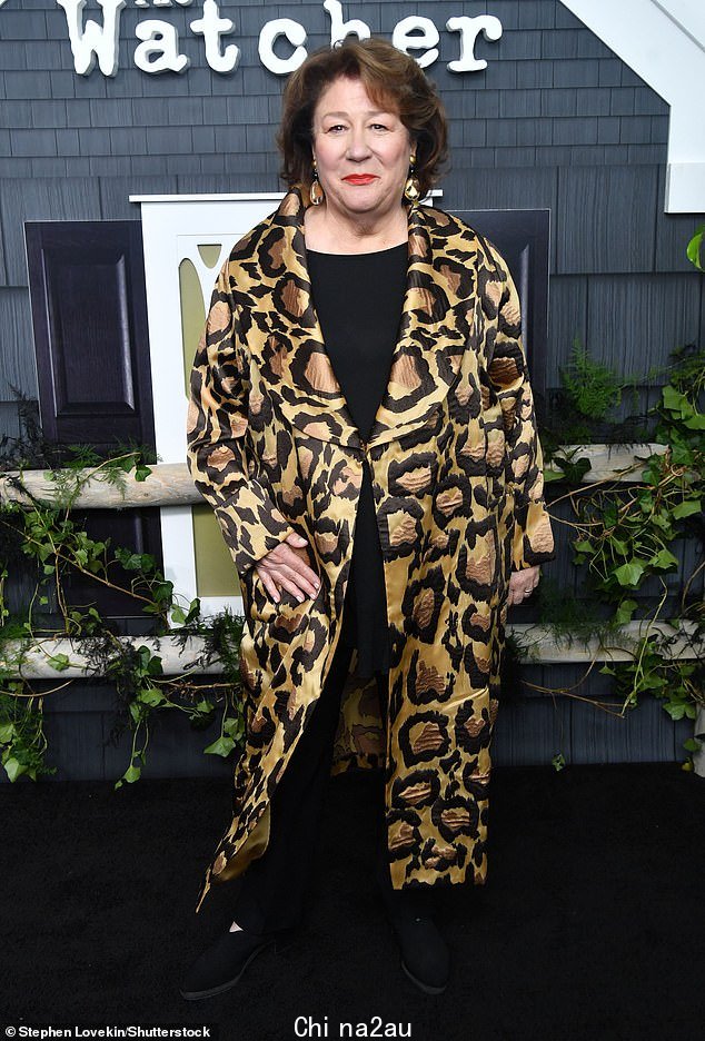 Margo Martindale 穿着醒目的豹纹外套