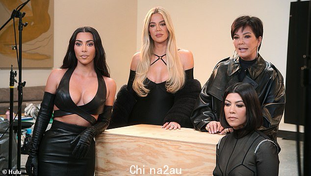 Learned:'我认为我们从 Kim 那里学到了很多东西,他为我们展示了如何在社交媒体上导航铺平了道路,'Kris 说,而 Kourtney 补充说 Kris 的“事情”是'永远不要拒绝回答'