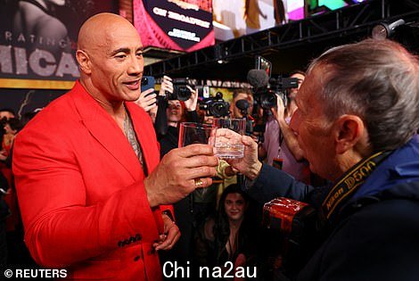 干杯!丛林巡航演员看到摄影师与眼镜叮当作响