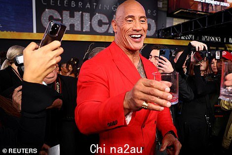 干杯!丛林巡航演员看到与摄影师的眼镜叮当作响